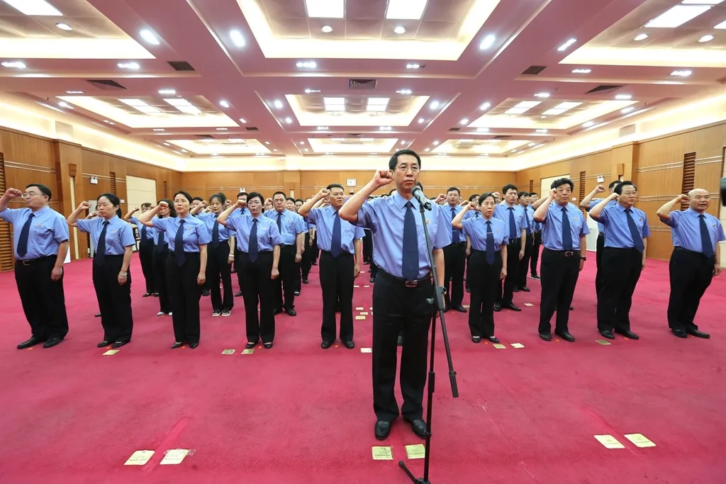 省檢察院舉行“光榮在黨50年”紀念章頒授暨黨員集體政治生日儀式